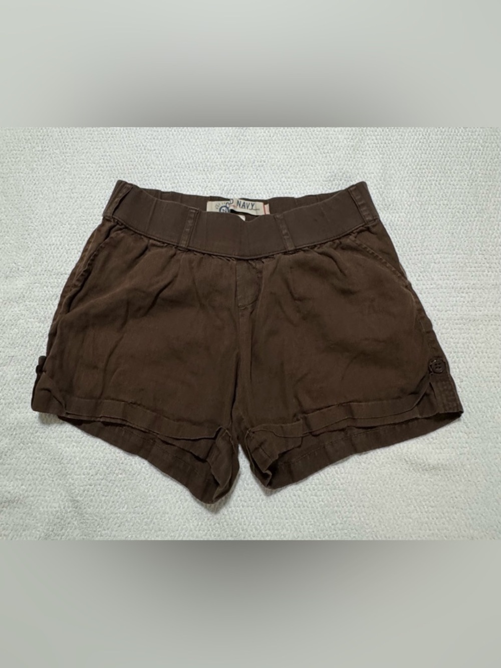 Y2K Old Navy Women M Mid-Rise Linen Shorts in a chocolate brown shade.